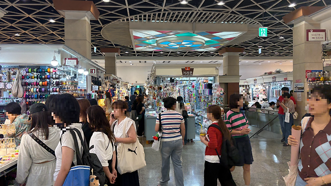 지난 8일 찾은 서울 종로구 동대문종합시장 부자재 상가가 사람들로 인산인해를 이루고 있다. 박연수 기자