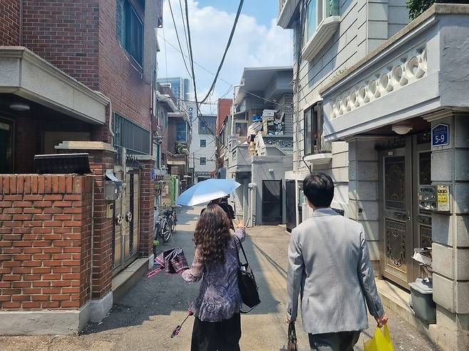 강인옥 통계청 서울사무소 고용통계1팀장과 박진자 통계조사관이 7월 28일 37도를 웃도는 서울 광진구 자양4동 주택가 골목을 걷고 있다. [사진=김용훈 기자]