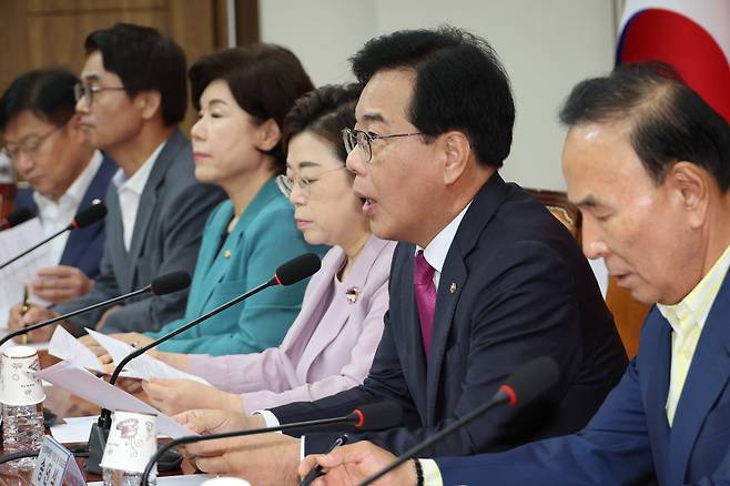 송언석 국민의힘 비상대책위원장 겸 원내대표가 11일 국회에서 열린 비대위 회의에서 강성 우파 유튜버 전한길 씨에 대한 당 윤리위의 조속한 결정을 촉구했다. [연합]