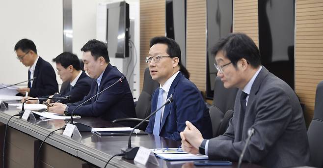 윤인대(오른쪽 두번째) 기획재정부 차관보 [헤럴드경제DB]