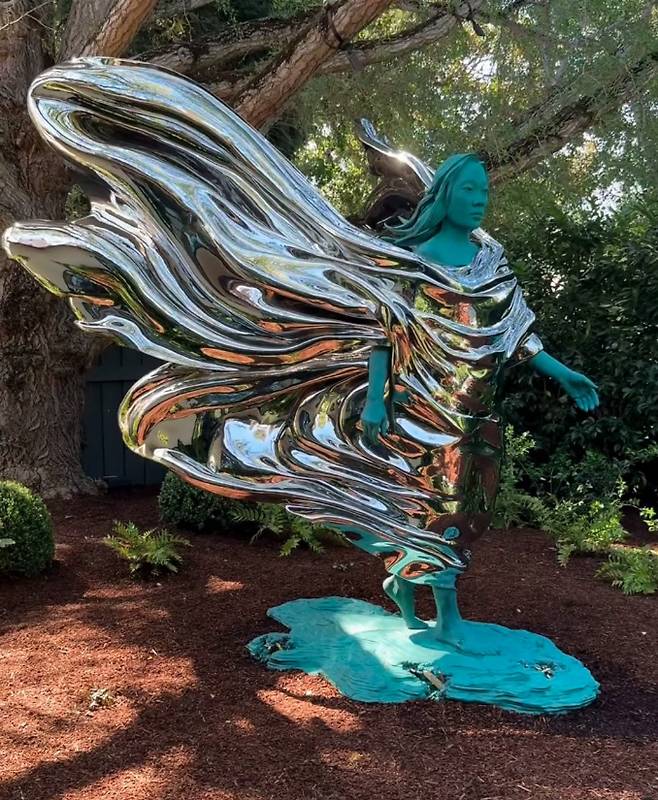 마크 저커버그 메타플랫폼 최고경영자가 아내 모습을 본 따 정원에 세운 2m 높이의 조각상. [마크 저커버그 인스타그램 캡처]