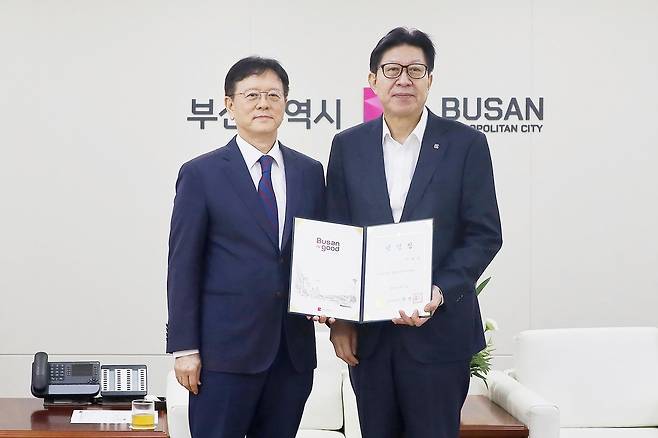 11일 박형준 부산시장(사진 오른쪽)이 신임 이세용 부산광역시의료원 원장에게 임명장을 전달하고 있다. [부산광역시 제공]