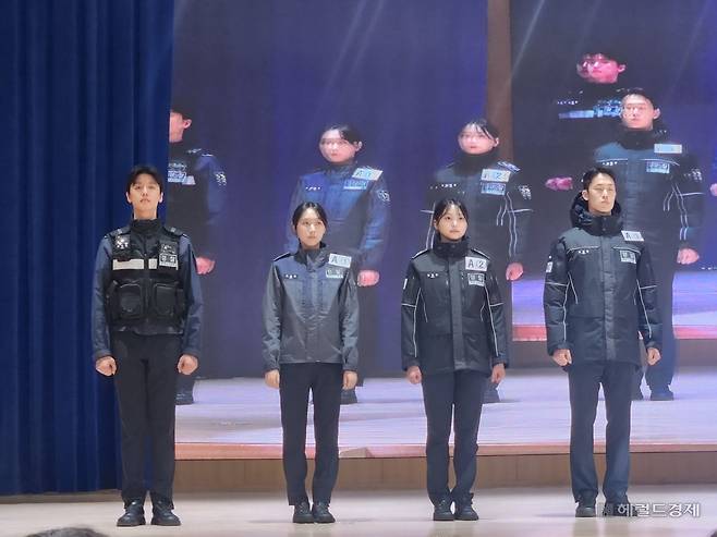 11일 서울 서대문구 경찰청에서 진행된 창경 80주년 경찰 복제개선 시민 품평회에서 공개된 경찰의 새 근무복 A안. 이영기 기자.