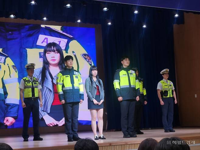 11일 서울 서대문구 경찰청에서 진행된 창경 80주년 경찰 복제개선 시민 품평회에서 공개된 경찰의 형광 롱점퍼 2종. 이영기 기자.