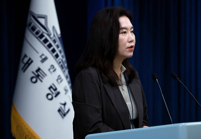 강유정 대통령실 대변인이 지난 9일 서울 용산 대통령실 청사에서 산재 관련 대통령 지시사항 등에 대한 브리핑을 하고 있다. [연합]