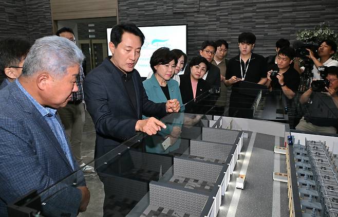 오세훈 서울시장이 11일  서울추모공원을 찾아 화장로 증설 현황을 점검하고 있다. [서울시 제공]