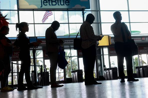 미국 플로리다주에서 열린 한 취업 박람회에 구직자들이 줄지어 선 모습. [게티이미지]