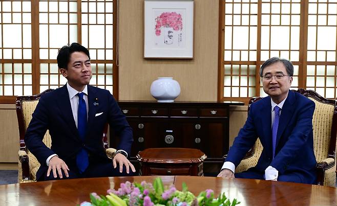 조현(오른쪽) 외교부 장관이 11일 오후 서울 종로구 외교부에서 고이즈미 신지로 일본 농림수산대신과 면담을 갖고 있다. 임세준 기자
