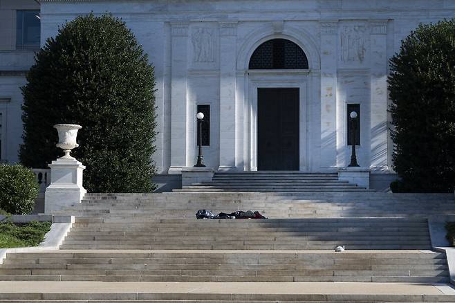도널드 트럼프 미국 대통령이 자신의 SNS에 워싱턴 노숙자 사진을 찍어 올리며 추방을 예고했다. [트럼프 트루스소셜 계정]