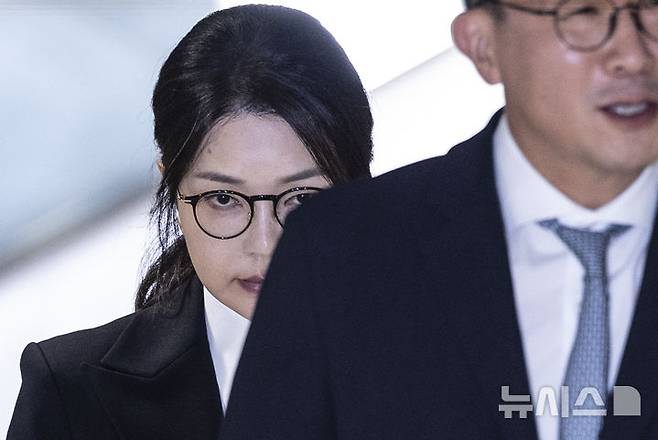 [서울=뉴시스] 김근수 기자 = 도이치모터스 주가조작 연루 의혹 등을 받는 김건희 여사가 지난 6일 서울 종로구 김건희 특검팀(특별검사 민중기) 사무실에서 피의자 신분으로 조사를 마친 뒤 밖으로 나서고 있다. 2025.08.11. ks@newsis.com