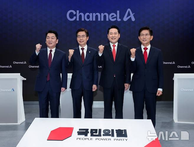 [서울=뉴시스] 국회사진기자단 = 안철수(왼쪽부터), 조경태, 장동혁, 김문수 국민의힘 당대표 후보가 10일 오후 서울 종로구 광화문 채널A스튜디오에서 '국민의힘 8·22 전당대회' 첫 방송토론회를 시작하기 전에 기념촬영을 하고 있다. 2025.08.10. photo@newsis.com
