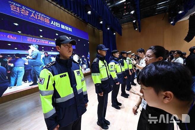 [서울=뉴시스] 최진석 기자 = 11일 서울 서대문구 경찰청 참수리홀에서 열린 시민과 함께하는 경찰복제개선 현장 시제품 시민 품평회에 앞서 시민평가단이 경찰복제 현장 시제품을 살펴보고 있다. 2025.08.11. myjs@newsis.com