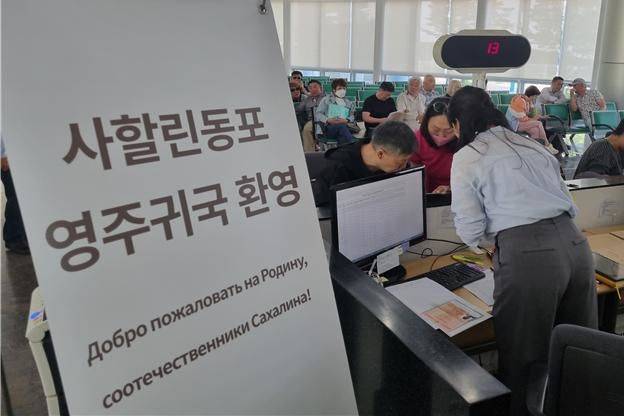 [서울=뉴시스] 한국토지주택공사(LH)가 지난 13일 인천지역본부에 마련된 사할린동포 LH 임대주택 계약체결 현장에서 입주를 위한 상담 및 계약체결을 진행하고 있다. (사진=LH 제공) 2024.05.14. photo@newsis.com *재판매 및 DB 금지