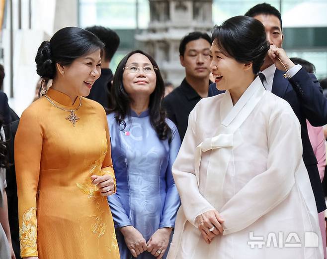 [서울=뉴시스] 고범준 기자 = 김혜경 여사와 또 럼 베트남 당 서기장의 배우자 응오 프엉 리 여사가 11일 서울 용산 국립중앙박물관을 방문해 대화하며 밝게 웃고 있다. (대통령실통신사진기자단) 2025.08.11. bjko@newsis.com