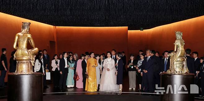 [서울=뉴시스] 고범준 기자 = 김혜경 여사와 또 럼 베트남 당 서기장의 배우자 응오 프엉 리 여사가 11일 서울 용산 국립중앙박물관을 방문해 반가사유상을 관람하고 있다. (대통령실통신사진기자단) 2025.08.11. bjko@newsis.com