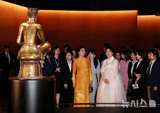 [서울=뉴시스] 고범준 기자 = 김혜경 여사와 또 럼 베트남 당 서기장의 배우자 응오 프엉 리 여사가 11일 서울 용산 국립중앙박물관을 방문해 반가사유상을 관람하고 있다. (대통령실통신사진기자단) 2025.08.11. bjko@newsis.com