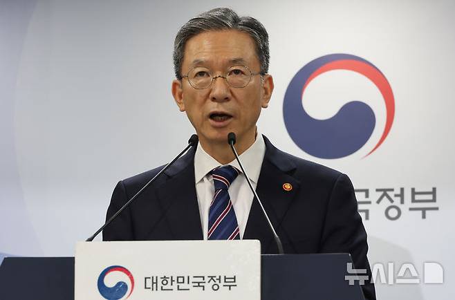 [서울=뉴시스] 김명원 기자 = 정성호 법무부 장관이 11일 서울 종로구 정부서울청사에서 조국 조국혁신당 전 대표와 윤미향 더불어민주당 전 의원 등 광복절 특별사면 관련 브리핑을 하고 있다. 2025.08.11. kmx1105@newsis.com