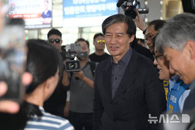 [영광=뉴시스] 박기웅 기자 = 의원 워크숍 참석을 위해 영광을 찾은 조국혁신당 조국 대표가 29일 영광버스터미널을 방문해 지역민들에게 지지를 호소하며 인사를 나누고 있다. 2024.08.29. pboxer@newsis.com