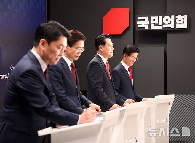 [서울=뉴시스] 국회사진기자단 = 안철수(왼쪽부터), 조경태, 장동혁, 김문수 국민의힘 당대표 후보가 10일 오후 서울 종로구 광화문 채널A스튜디오에서 '국민의힘 8·22 전당대회' 첫 방송토론회를 준비하고 있다. 2025.08.10. photo@newsis.com