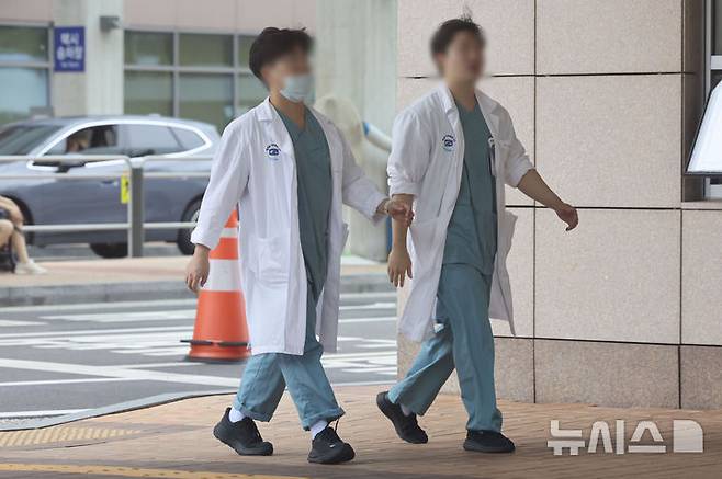 [서울=뉴시스] = 권창회 기자 = 현장 복귀를 희망하는 사직 전공의 등을 대상으로 한 하반기 전공의 모집이 오늘부터 29일까지 전국 수련병원별로 진행된다. 사진은 11일 서울 시내 대학병원에서 의료진들이 이동하는 모습. 2025.08.11. kch0523@newsis.com