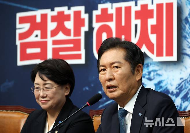 [서울=뉴시스] 고승민 기자 = 정청래 더불어민주당 대표가 5일 서울 여의도 국회 조국혁신당을 예방, 김선민 대표 직무대행과 만나 인사말을 하고 있다. 2025.08.05. kkssmm99@newsis.com