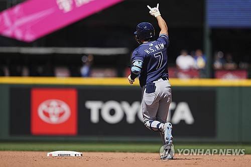 시즌 2호 홈런을 신고하고 베이스를 도는 김하성 [AP=연합뉴스]