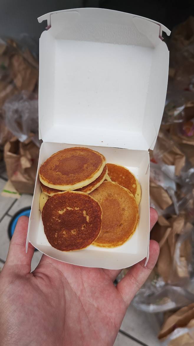 일본 길가에 버려진 맥도날드 해피밀 세트 [출처= 엑스 캡처]