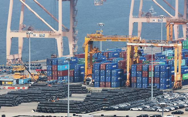 평택항에 쌓여 있는 컨테이너. 연합뉴스