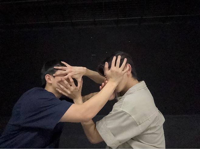 세계무용연맹 한국본부(대표:김긍수)와 국립극장 공동주최로 열리는 '라이즈 댄스 페스티벌'에 참여하는 무용수 김혜현(왼쪽)과 이현섭이 연습실에서 공연 연습을 하고 있다. 김혜현 제공