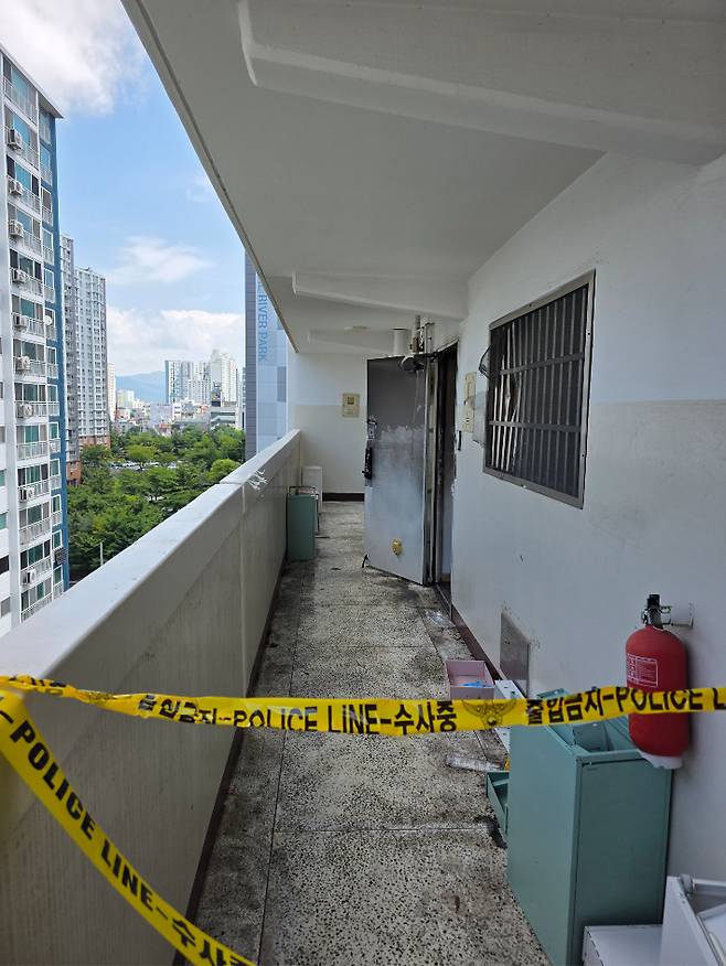 10일 오전 3시 35분쯤 대구 동구 신천동의 한 아파트 11층에서 방화로 추정되는 불이 나 일가족 3명이 숨졌다. 대구소방안전본부 제공