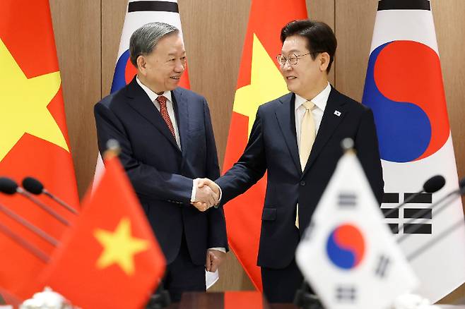 이재명 대통령이 11일 서울 용산 대통령실 청사에서 열린 한·베트남 확대 정상회담에 앞서 또 럼 베트남 당 서기장과 악수하고 있다. 연합뉴스