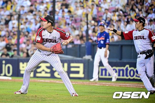 [OSEN=잠실, 조은정 기자]10일 오후 서울 잠실구장에서 ‘2025 신한 SOL Bank KBO리그’ LG 트윈스와 한화 이글스의 경기가 열렸다.LG는 손주영, 한화는 문동주를 선발로 내세웠다. 5회초 무사 1루에서 한화 하주석이 희생번트 타구를 포구한 투수 손주영이 2루를 보고 망설이고 있다. 이후 1루로 송구, 타자주자 아웃. 2025.08.10 /cej@osen.co.kr