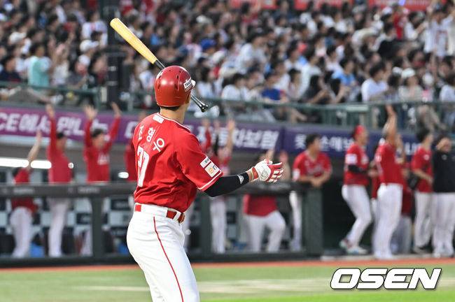 [OSEN=부산, 이석우 기자] 10일 부산 사직야구장에서 2025 신한 SOL 뱅크 KBO 리그 롯데 자이언츠와 SSG 랜더스의 경기가 열렸다. 홈팀 롯데는 박세웅이, 방문팀 SSG는 김건우가 선발 출전했다.SSG 랜더스 조형우가 4회초 2사 1,3루 좌월 3점 홈런을 치고 빠던(배트 플립)을 하고 있다. 2025.08.10 / foto0307@osen.co.kr