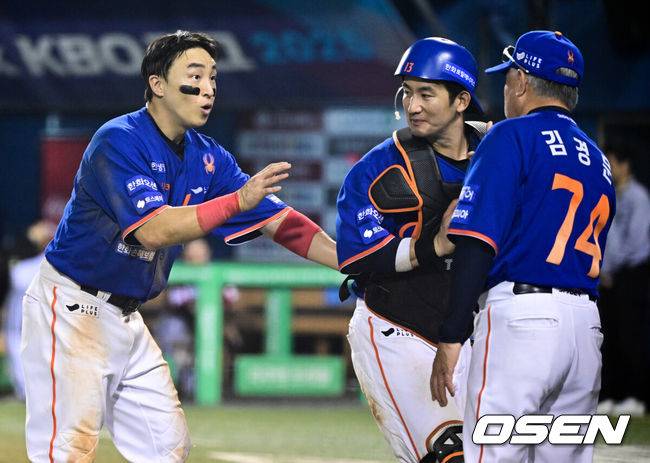 [OSEN=잠실, 조은정 기자]프로야구 한화 이글스가&nbsp;LG 트윈스를 꺾고 3연패에서 탈출했다.&nbsp;한화 10일 서울 잠실구장에서 2025 KBO리그 LG와 경기에서 5-4로 승리했다. 3연패를 끊은 한화는 1위 LG와 승차를 2경기 차이로 좁혔다. 트레이드 이적생 손아섭이 3타수 1안타 1볼넷 2타점 1득점으로 활약했다. 리베라토는 희생플라이로만 2타점을 올렸다.&nbsp;한화 손아섭이 김경문 감독과 승리를 기뻐하고 있다. 2025.08.10 /cej@osen.co.kr