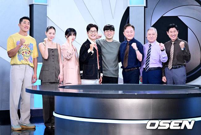 [OSEN=최규한 기자] 11일 오후 경기도 고양시 MBC 드림센터 녹화 스튜디오에서 MBC에브리원 ‘히든아이’ 1주년 기자간담회가 열렸다.‘히든아이’는 CCTV, 바디캠, 블랙박스 등 다양한 영상을 통해 사건, 사고를 분석하는 범죄 분석 코멘터리 쇼이다.김동현, 소유, 박하선, 김성주, 황성규 PD, 표창원, 권일용, 이대우(왼쪽부터)가 포토타임을 하고 있다. 2025.08.11 / dreamer@osen.co.kr