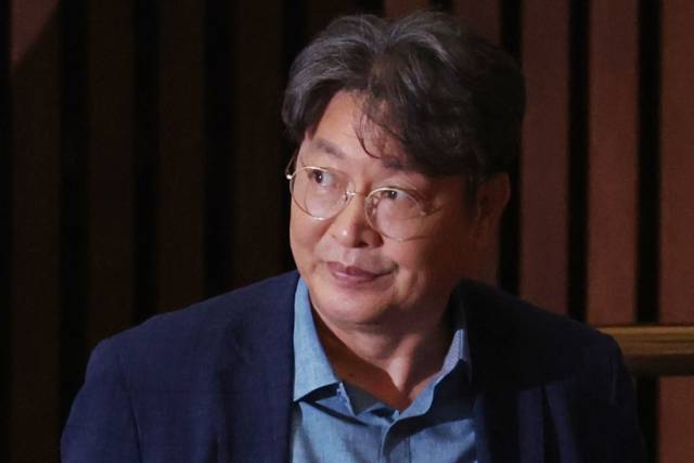 ▲차명 주식거래 의혹을 받는 더불어민주당 이춘석 의원이 5일 국회 본회의에 출석해 방송법 개정안에 대한 기표를 한 뒤 투표함으로 이동하고 있다. ⓒ연합뉴스