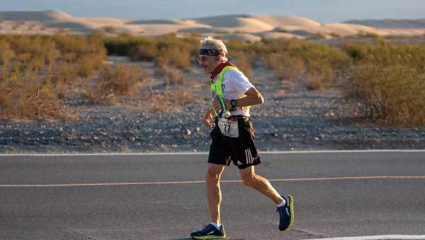 80세의 밥 베커가 '배드워터 135'를 달리고 있다. 사진 어드벤쳐콥스.