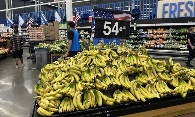 미국 로스앤젤레스(LA) 카운티 버뱅크의 월마트 매장 식료품 코너에서 바나나가 1파운드당 54센트에 판매되고 있다. 연합뉴스