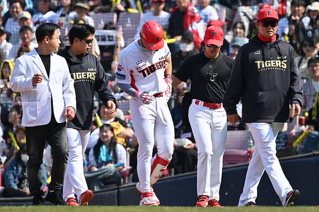 지난 3월 22일 광주 북구 광주-기아챔피언스필드에서 열린 2025 신한 쏠뱅크 KBO 리그 개막전 NC다이노스 대 KIA타이거즈의 경기, 3회 말 1사 주자 없음 상황에서 안타를 친 KIA 김도영이 왼쪽 다리 통증을 호소하며 덕아웃으로 돌아오고 있다. 뉴시스