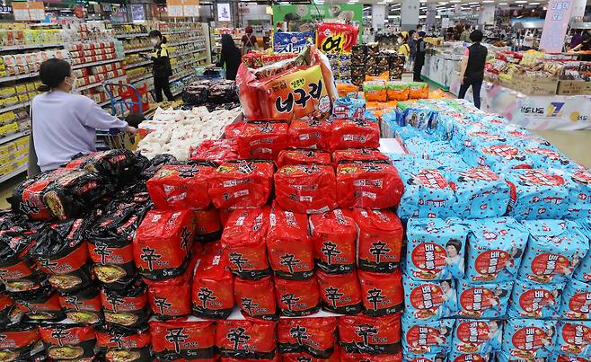 서울시내 한 대형마트에 라면이 진열돼 있다. 뉴시스