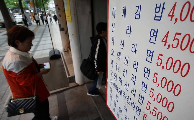 점심시간 직장인들이 서울 시내 한 식당가를 이용하고 있다. 뉴시스