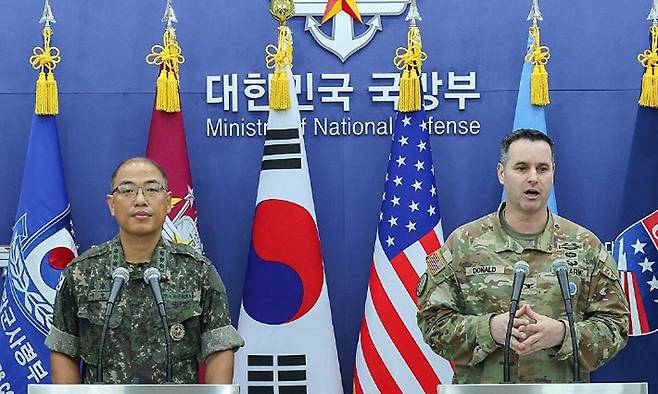 이성준 합동참모본부 공보실장(왼쪽)과 라이언 도널드 유엔사·연합사·주한미군사 공보실장이 지난 7일 서울 용산구 국방부 브리핑룸에서 2025년 을지 자유의 방패(UFS) 연습 한미 공동브리핑을 하고 있다. 연합뉴스