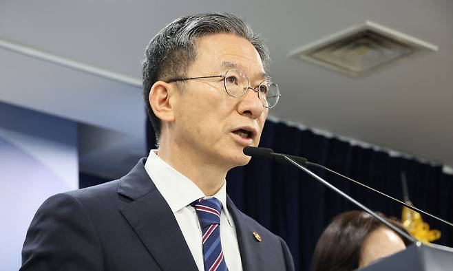정성호 법무부 장관이 11일 서울 종로구 정부서울청사에서 8.15 광복절 특별사면 명단을 발표하고 있다. 연합뉴스