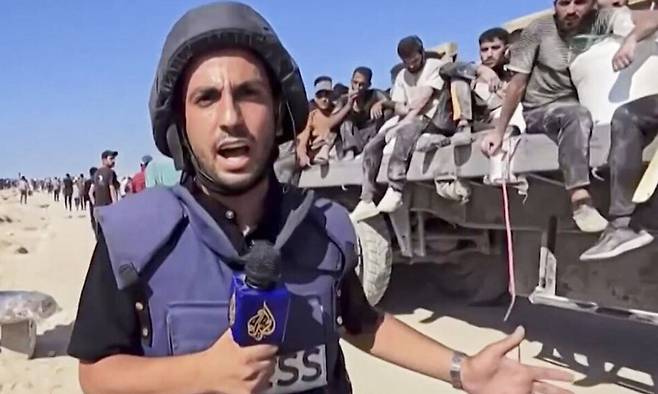 알자지라 기자 아나스 샤리프가 현장 취재하고 있는 사진. 샤리프 등 5명의 알자지라 기자·카메라맨은 11일 자정(현지시각)께 이스라엘군의 드론 공격으로 사망했다. AP연합뉴스