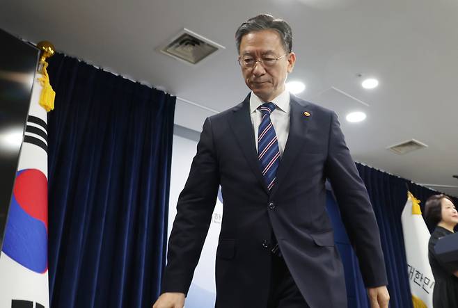 정성호 법무부 장관이 11일 서울 종로구 정부서울청사에서 조국 조국혁신당 전 대표와 윤미향 더불어민주당 전 의원 등 광복절 특별사면 관련 브리핑을 마친후 나서고 있다.&nbsp; &nbsp;뉴시스