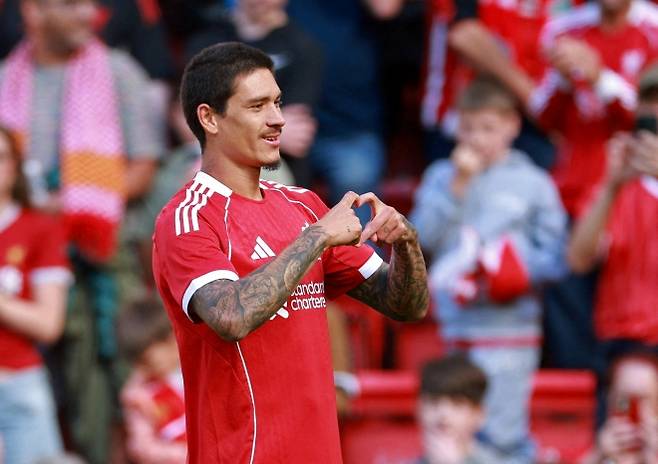 리버풀 소속 다윈 누녜스가 지난 4일 영국 리버풀의 안필드에서 열린 아틀레틱 빌바오(스페인)와의 프리시즌 경기에서 득점한 뒤 세레머니하고 있다. 로이터 연합뉴스