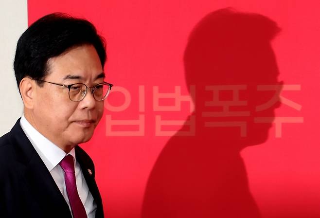 비상대책위원회의 참석하는 송언석 위원장 - 송언석 국민의힘 비상대책위원장 겸 원내대표가 11일 오전 서울 여의도 국회에서 열린 비상대책위원회의에서 발언하고 있다. 뉴시스
