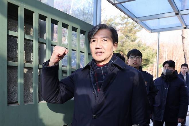 조국 전 조국혁신당 대표가 이재명 정부 출범 후 처음 열린 법무부 사면심사위원회의 광복절 특별사면 대상자 명단에 포함된 것으로 알려졌다. 사진은 조 전 대표가 지난해 12월 서울구치소로 수용되기 전 주먹을 쥐어 보이는 모습.  연합뉴스