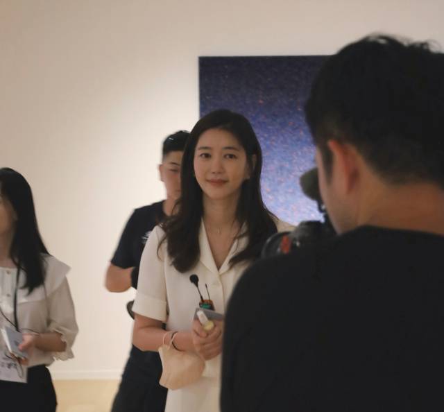 제주 서귀포 포도뮤지엄에서 9일 개막한 '우리 이토록 작은 존재들'을 기획한 김희영 총괄디렉터가 전시 작품들을 설명하고 있다. 이번 전시에는 모나 하툼과 제니 홀저 등 거장을 비롯한 국내외 작가 13인이 참여했다. 사진 제공=포도뮤지엄