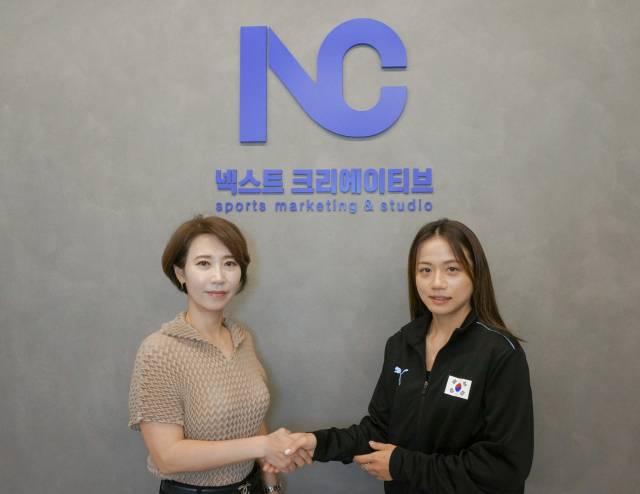넥스트크리에이티브와 매니지먼트 계약을 체결한 엄화영(오른쪽). 사진 제공=넥스트크리에이티브